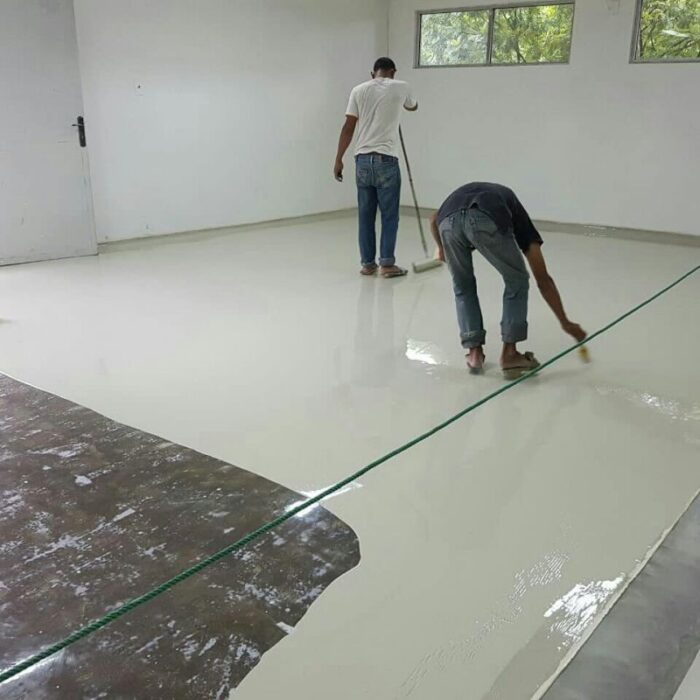 Membersihkan Permukaan Lantai dengan Vacuum Cleaner
